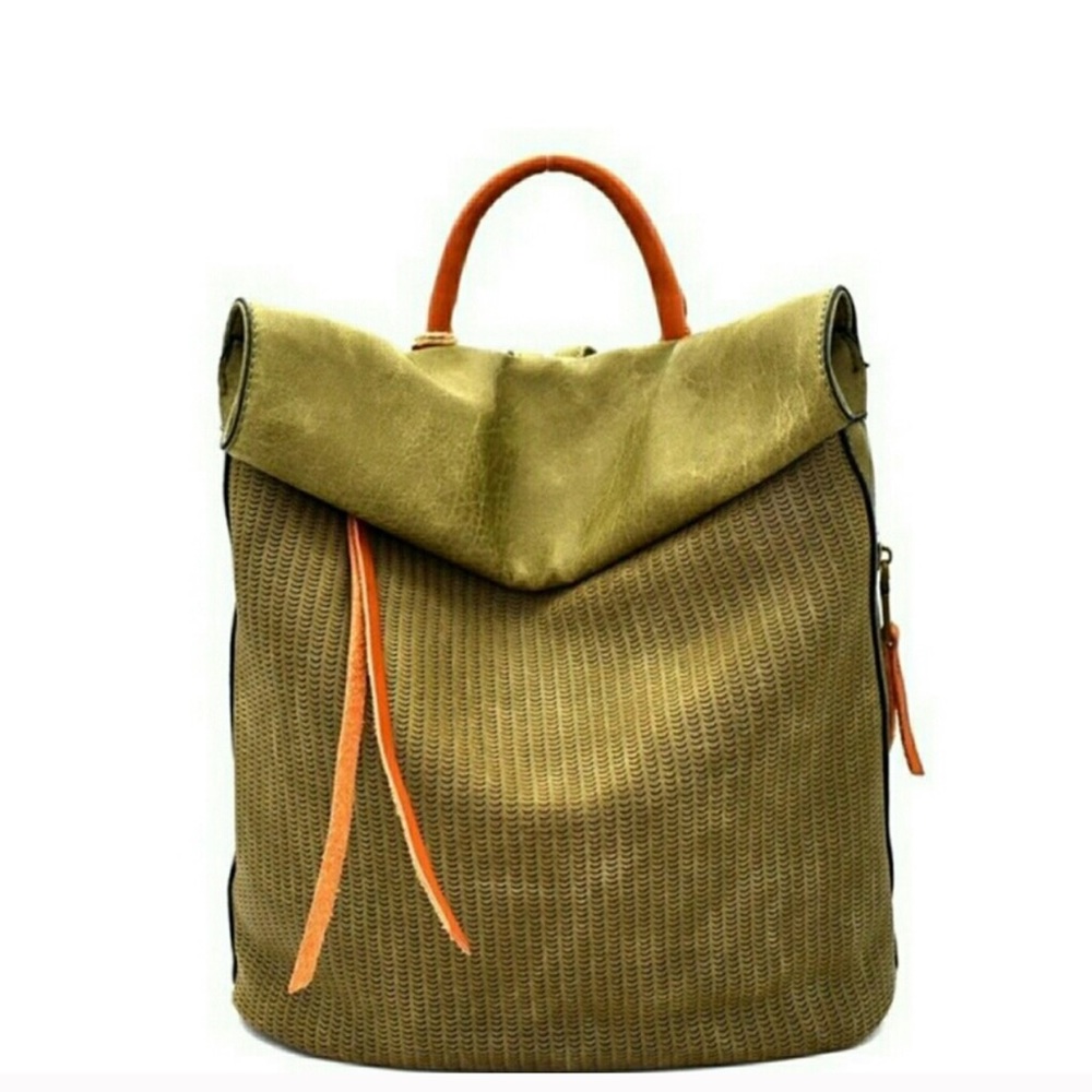 Vegan leather roll top backpack 🐮✌🏽